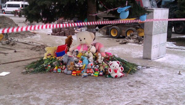Цветы в память о погибшем полуторагодовалом Кирилле Диденко на месте трагедии в Брянске Цветы в память о погибшем полуторагодовалом Кирилле Диденко на месте трагедии в Брянске
