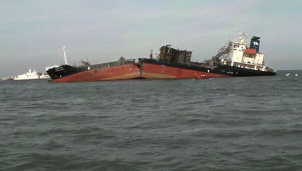 Танкер разломился надвое в водах Желтого моря. Видео с места ЧП Танкер разломился надвое в водах Желтого моря. Видео с места ЧП