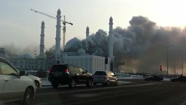 Крупнейшая мечеть Центральной Азии горит в Астане. Видео очевидца Крупнейшая мечеть Центральной Азии горит в Астане. Видео очевидца