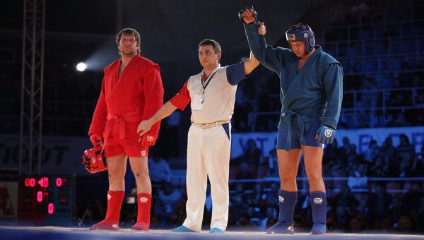 Александр Емельяненко и Федор Емельяненко (слева направо) Александр Емельяненко и Федор Емельяненко (слева направо)