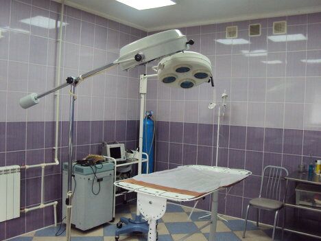 Операционная в клинике похожа на ту, в которой работают с лю Операционная в клинике похожа на ту, в которой работают с лю