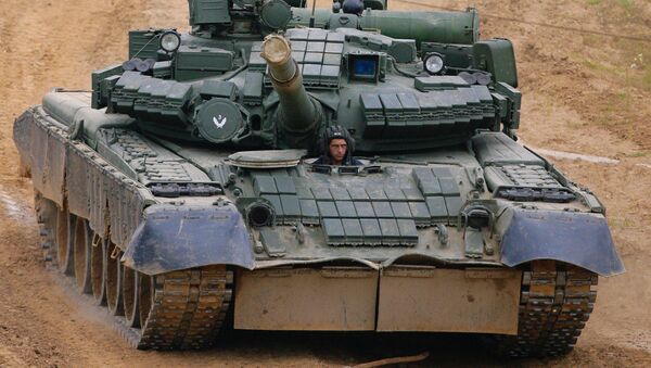 Танк Т-80 на марше. Архивное фото Танк Т-80 на марше. Архивное фото