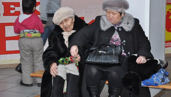 Жители Кызыла собираются в эвакуационном пункте после землетрясения Жители Кызыла собираются в эвакуационном пункте после землетрясения