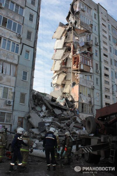 В Астрахани из-за взрыва газа обрушился подъезд жилого дома В Астрахани из-за взрыва газа обрушился подъезд жилого дома