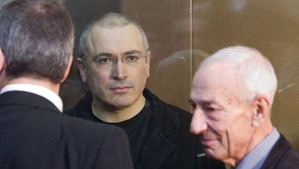 Экс-глава ЮКОСа Михаил Ходорковский и его адвокат Юрий Шмидт. Архив Экс-глава ЮКОСа Михаил Ходорковский и его адвокат Юрий Шмидт. Архив