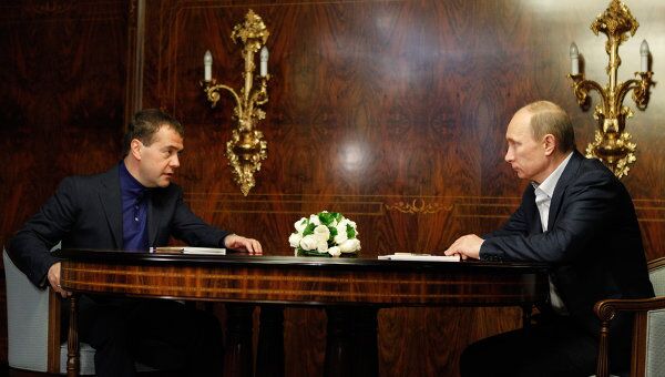 Встреча Д. Медведева и В. Путина. Архивное фото Встреча Д. Медведева и В. Путина. Архивное фото