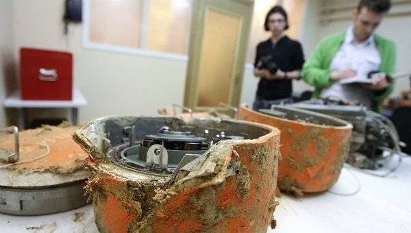 Бортовые самописцы польского самолета Ту-154М, разбившегося 10 апреля под Смоленском. Архив Бортовые самописцы польского самолета Ту-154М, разбившегося 10 апреля под Смоленском. Архив