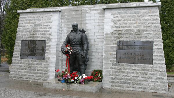 Монумент Воину-освободителю Бронзовый солдат. Архивное фото Монумент Воину-освободителю Бронзовый солдат. Архивное фото