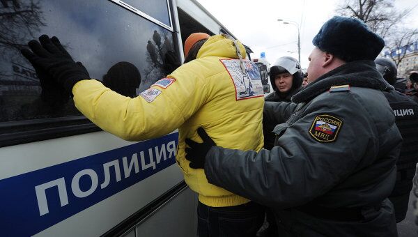Сотрудники правоохранительных органов задерживают участника акции оппозиции на Пушкинской площади Сотрудники правоохранительных органов задерживают участника акции оппозиции на Пушкинской площади