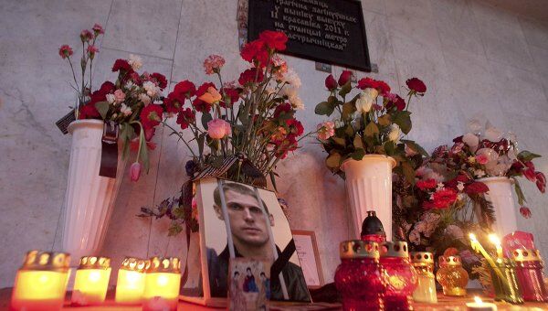 Портрет казненного Владислава Ковалева на станции метро в Минске, где в апреле 2011 года произошел теракт Портрет казненного Владислава Ковалева на станции метро в Минске, где в апреле 2011 года произошел теракт