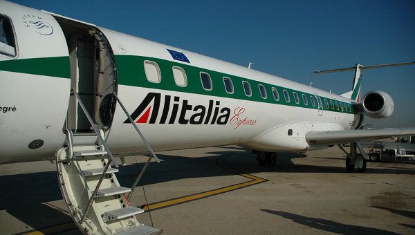 Самолет итальянской авиакомпании Alitalia Самолет итальянской авиакомпании Alitalia