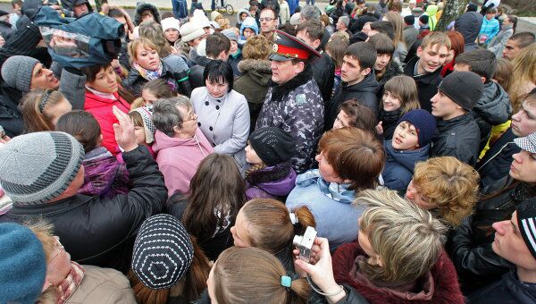 Сход жителей города Гусева в поддержку жестоко избитой подругами Елены Сухоруковой Сход жителей города Гусева в поддержку жестоко избитой подругами Елены Сухоруковой