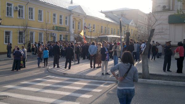 Часть митингующих в поддержку Шеина пыталась пройти к мэрии Астрахани Часть митингующих в поддержку Шеина пыталась пройти к мэрии Астрахани