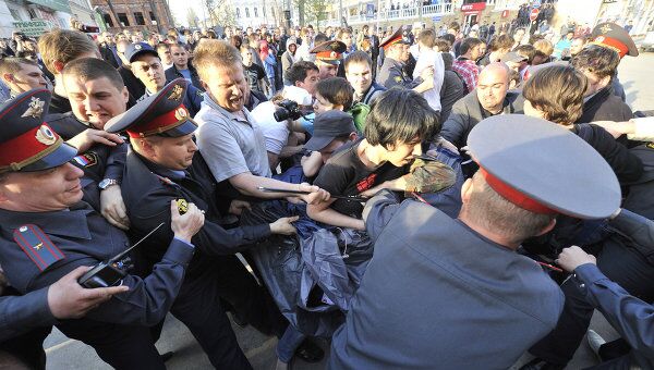 Потасовка на митинге в Астрахани Потасовка на митинге в Астрахани