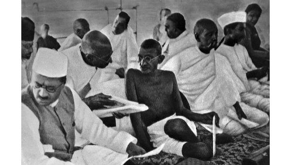Махатма Ганди среди членов Национального конгресса в Бомбее, 1934 год. Махатма Ганди среди членов Национального конгресса в Бомбее, 1934 год.