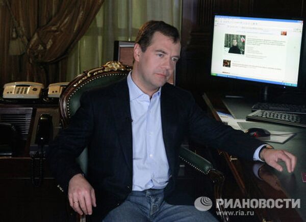 Президент РФ Д. Медведев записал свое первое видеобращение в Живом журнале Президент РФ Д. Медведев записал свое первое видеобращение в Живом журнале