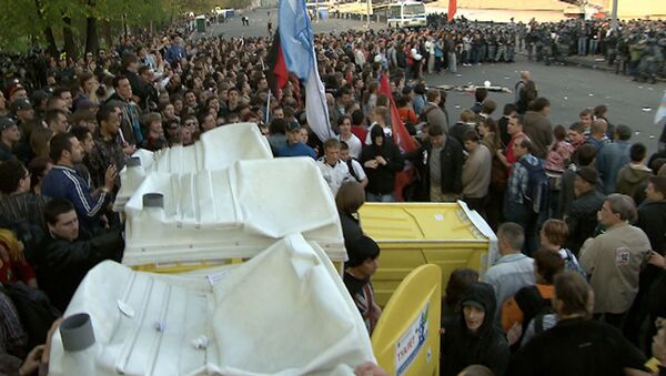 Митингующие на Болотной попытались превратить туалеты в баррикады Митингующие на Болотной попытались превратить туалеты в баррикады