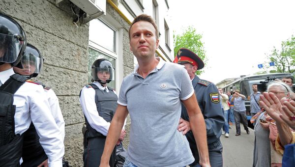 Блогер Алексей Навальный у входа в здание мирового судебного участка столичного района Якиманка Блогер Алексей Навальный у входа в здание мирового судебного участка столичного района Якиманка
