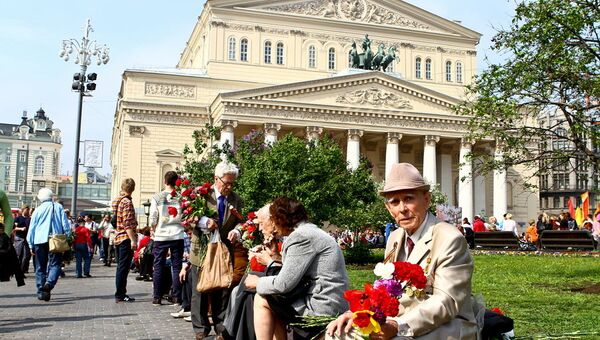 В День Победы ветераны встретились у Большого театра В День Победы ветераны встретились у Большого театра