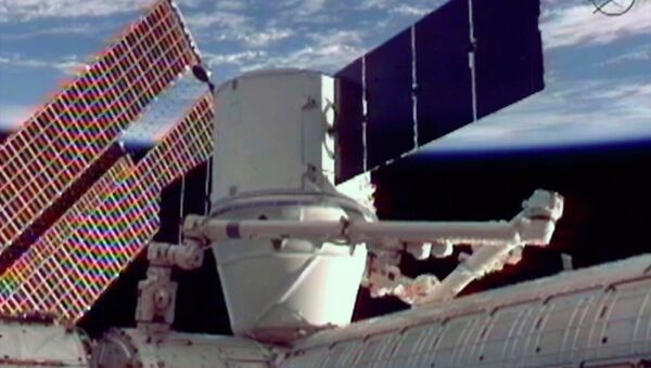 Американский космический корабль Dragon пристыкован к МКС Американский космический корабль Dragon пристыкован к МКС