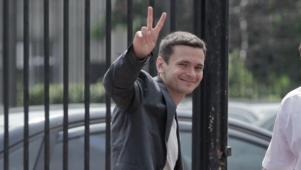 Оппозиционеры Алексей Навальный, Илья Яшин и телеведущая Ксения Собчак прибыли в Следственный комитет на допрос Оппозиционеры Алексей Навальный, Илья Яшин и телеведущая Ксения Собчак прибыли в Следственный комитет на допрос
