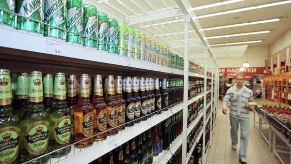 Покупатель в отделе алкогольной продукции одного из магазинов. Архивное фото Покупатель в отделе алкогольной продукции одного из магазинов. Архивное фото