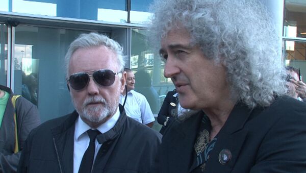 Мэй и Тейлор из Queen получили в подарок самовар под гжель в Москве Мэй и Тейлор из Queen получили в подарок самовар под гжель в Москве