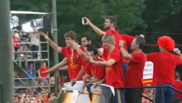 Автобус с победителями Евро-2012 застрял в пробке из ликующих болельщиков Автобус с победителями Евро-2012 застрял в пробке из ликующих болельщиков