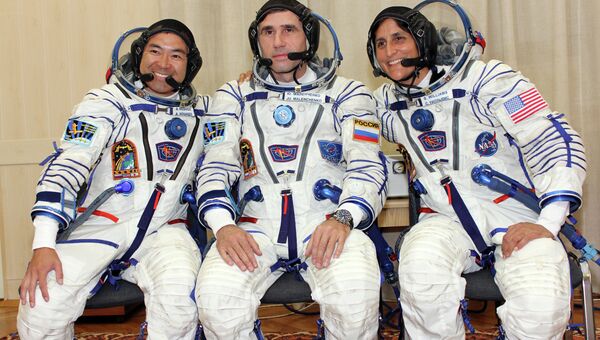 Члены экипажа корабля Союз ТМА-05М: японец Акихико Хошиде, россиянин Юрий Маленченко и американка Санита Уилльямс. Архив Члены экипажа корабля Союз ТМА-05М: японец Акихико Хошиде, россиянин Юрий Маленченко и американка Санита Уилльямс. Архив