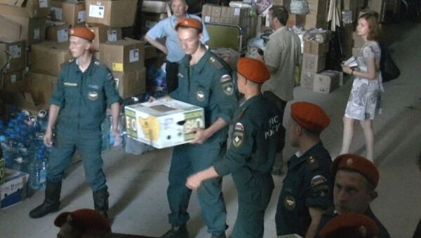 Курсанты МЧС погрузили в фуру 20 тонн вещей для отправки в Крымск Курсанты МЧС погрузили в фуру 20 тонн вещей для отправки в Крымск