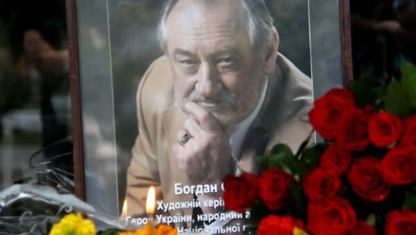 Поклонники несут розы и подсолнухи к театру, где играл Богдан Ступка Поклонники несут розы и подсолнухи к театру, где играл Богдан Ступка