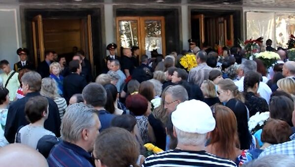 Очередь образовалась у театра, где прощаются с Богданом Ступкой Очередь образовалась у театра, где прощаются с Богданом Ступкой
