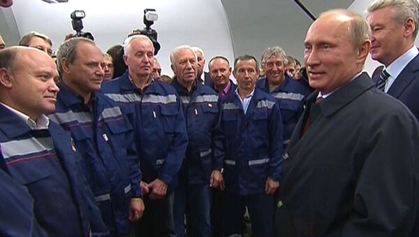 Путин передал метростроевцам Новокосино шайбу от жителей района Путин передал метростроевцам Новокосино шайбу от жителей района