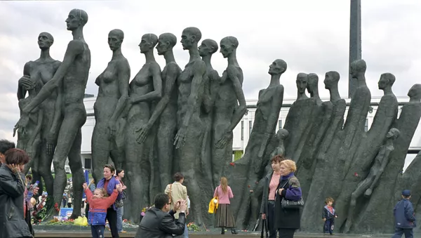 У памятника жертвам Холокоста в День Победы на Поклонной горе