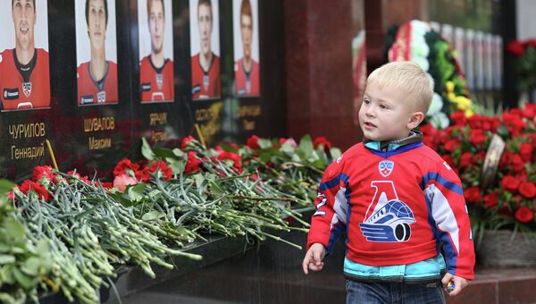 Ребенок в форме хоккейного клуба Локомотив у мемориального комплекса членам ярославской хоккейной команды Ребенок в форме хоккейного клуба Локомотив у мемориального комплекса членам ярославской хоккейной команды