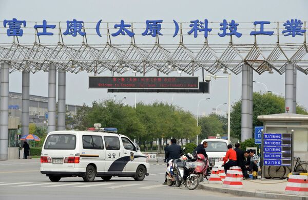 Полиция у китайской фабрики Foxconn Полиция у китайской фабрики Foxconn