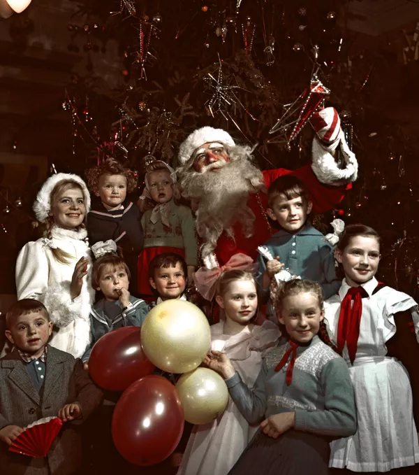 Дед Мороз и Снегурочка с детьми на новогодней елке в одном из московских клубов