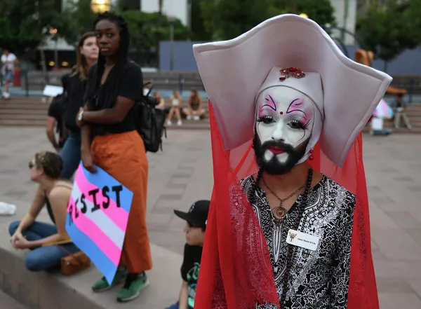Члены сообщества трансгендеров и их сторонники во время митинга в Лос-Анджелесе, штат Калифорния