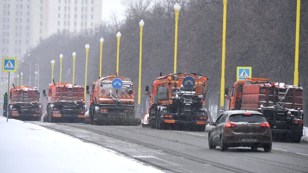 Снегоуборочная техника коммунальных служб во время уборки снега на в Москве Снегоуборочная техника коммунальных служб во время уборки снега на в Москве