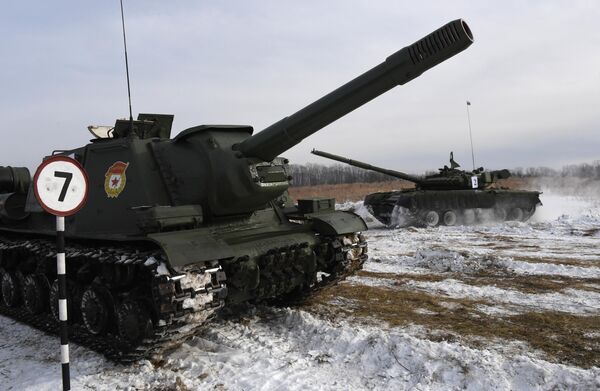 Тяжёлая советская самоходно-артиллерийская установка (САУ) СУ-152 (на первом плане) и танк Т-80 во время показательного выезда на Центральной базе хранения бронетанковой техники Восточного военного округа в Приморском крае Тяжёлая советская самоходно-артиллерийская установка (САУ) СУ-152 (на первом плане) и танк Т-80 во время показательного выезда на Центральной базе хранения бронетанковой техники Восточного военного округа в Приморском крае