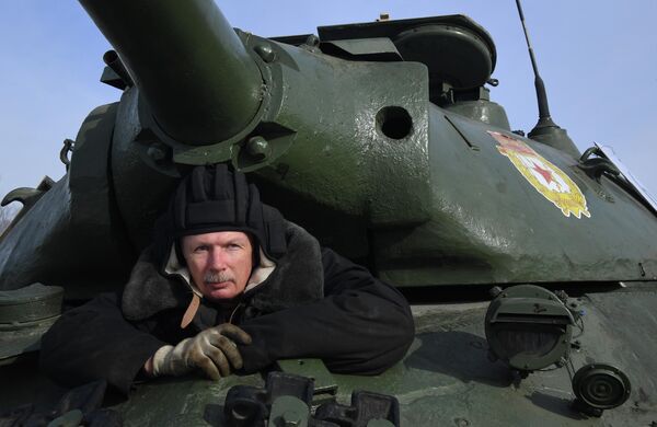 Военнослужащий РФ во время показательного выезда исторической бронетехники на Центральной базе хранения бронетанковой техники Восточного военного округа в Приморском крае Военнослужащий РФ во время показательного выезда исторической бронетехники на Центральной базе хранения бронетанковой техники Восточного военного округа в Приморском крае