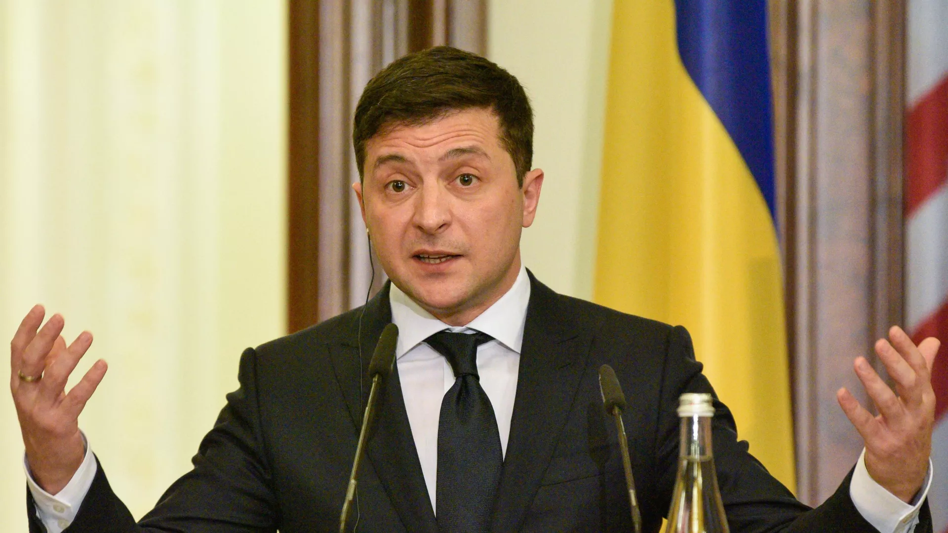 Президент Украины Владимир Зеленский на пресс-конференции по итогам встречи с госсекретарем США Майком Помпео в Киеве Президент Украины Владимир Зеленский на пресс-конференции по итогам встречи с госсекретарем США Майком Помпео в Киеве - РИА Новости, 1920, 15.10.2020