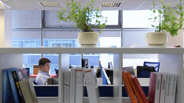 Мужчина работает в технопарке Горизонт в Москве Мужчина работает в технопарке Горизонт в Москве