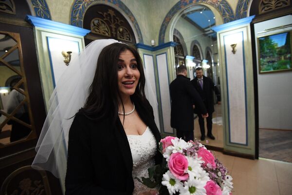 Молодожены на свадьбе в Измайловском ЗАГСе Молодожены на свадьбе в Измайловском ЗАГСе