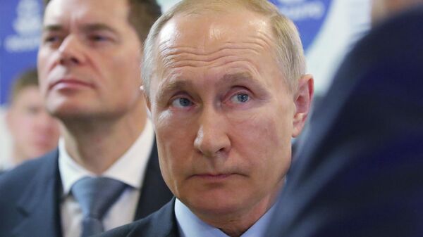 Президент РФ Владимир Путин во время посещения Череповецкого химико-технологического колледжа Президент РФ Владимир Путин во время посещения Череповецкого химико-технологического колледжа
