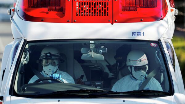 Автомобиль скорой помощи, который предположительно перевозит пассажира круизного лайнера Diamond Princess в Йокогаме