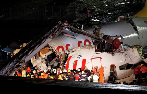 Самолет Boeing-737 авиакомпании Pegasus после жесткой посадки в Международном аэропорту имени Сабихи Гекчен в Стамбуле Самолет Boeing-737 авиакомпании Pegasus после жесткой посадки в Международном аэропорту имени Сабихи Гекчен в Стамбуле