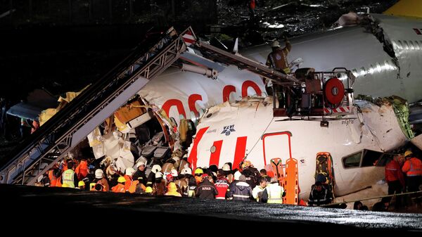 Самолет Boeing-737 авиакомпании Pegasus после жесткой посадки в Международном аэропорту имени Сабихи Гекчен в Стамбуле Самолет Boeing-737 авиакомпании Pegasus после жесткой посадки в Международном аэропорту имени Сабихи Гекчен в Стамбуле