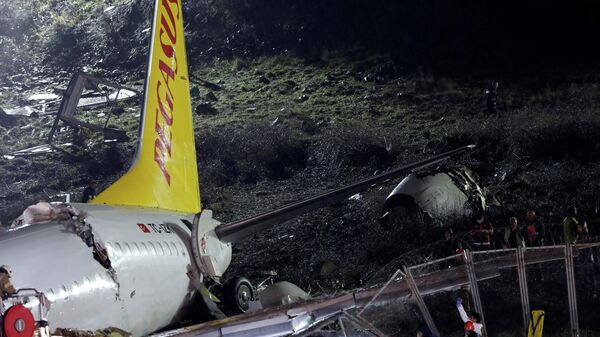 Самолет Boeing-737 авиакомпании Pegasus после жесткой посадки в Международном аэропорту имени Сабихи Гекчен в Стамбуле Самолет Boeing-737 авиакомпании Pegasus после жесткой посадки в Международном аэропорту имени Сабихи Гекчен в Стамбуле