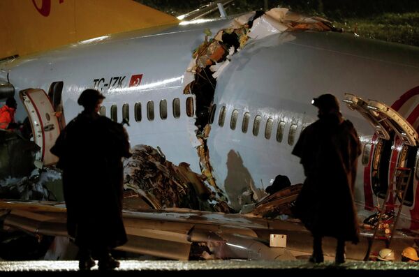 Самолет Boeing-737 авиакомпании Pegasus после жесткой посадки в Международном аэропорту имени Сабихи Гекчен в Стамбуле Самолет Boeing-737 авиакомпании Pegasus после жесткой посадки в Международном аэропорту имени Сабихи Гекчен в Стамбуле